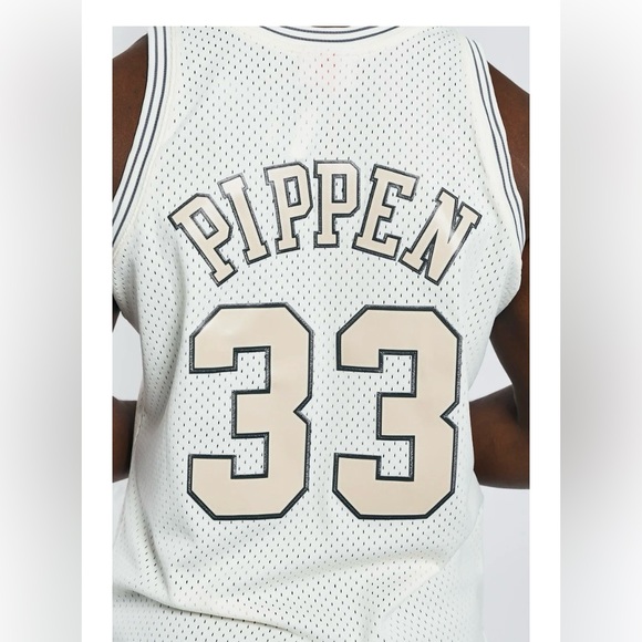 Men's Mitchell & Ness Scottie Pippen Chicago Bulls White Out Swingman Jersey - Picture 9 of 10